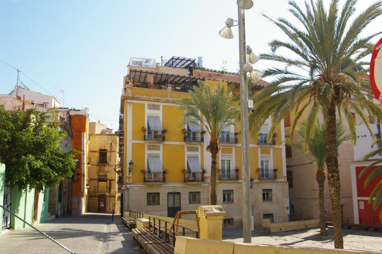 Edificio Amarillo En El Barrio Alicante Exterior foto