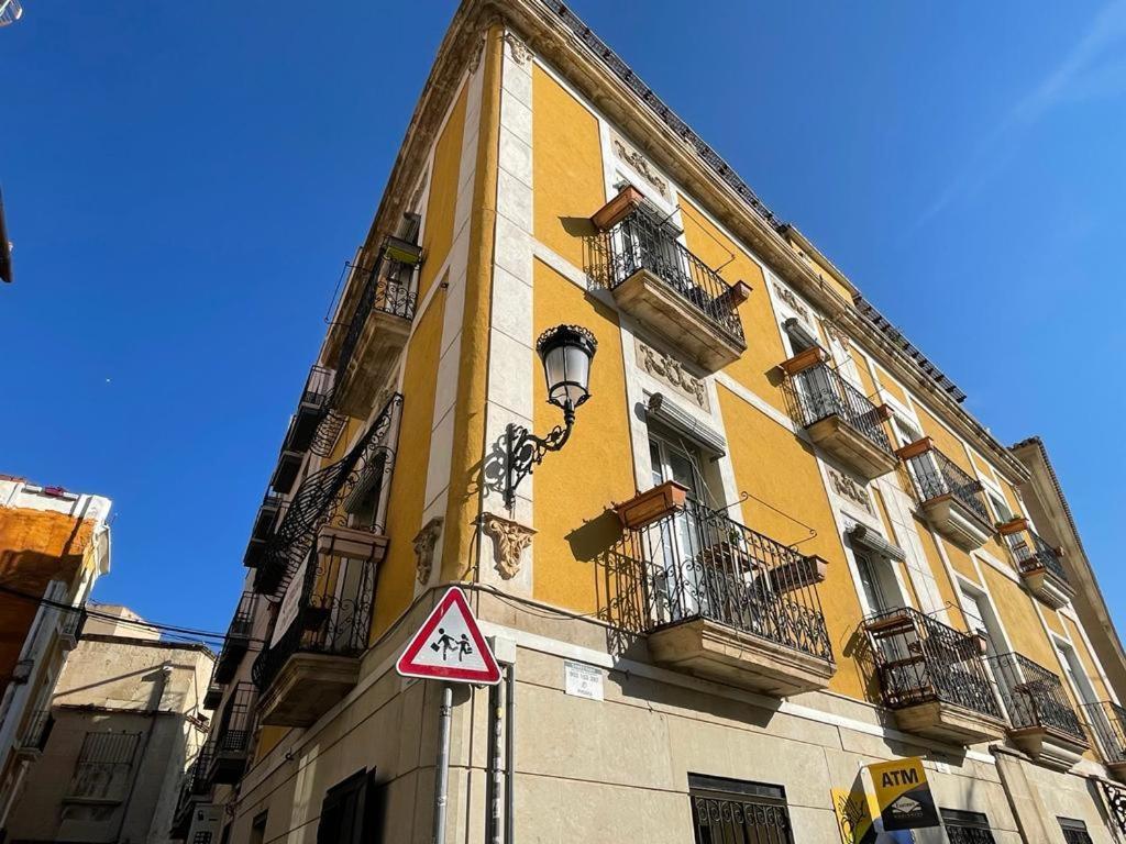Edificio Amarillo En El Barrio Alicante Exterior foto