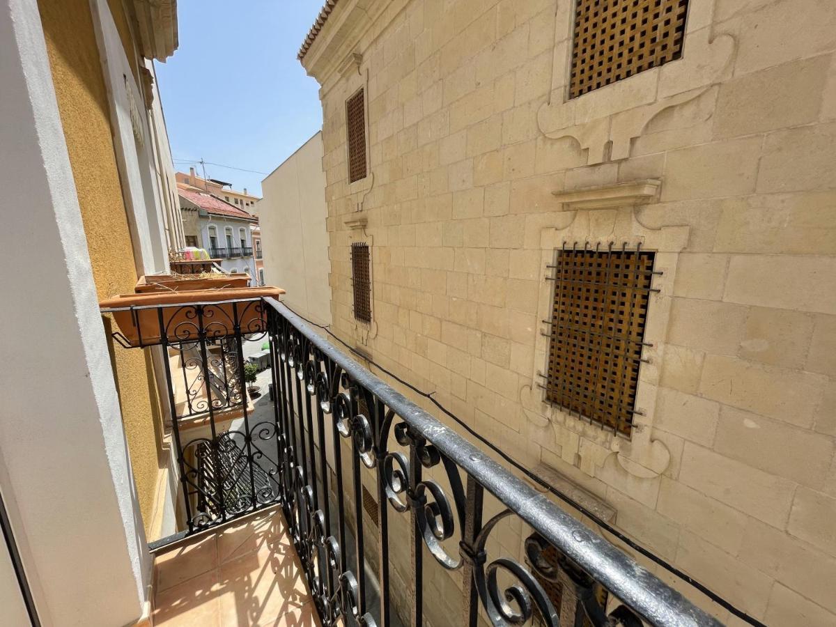 Edificio Amarillo En El Barrio Alicante Exterior foto