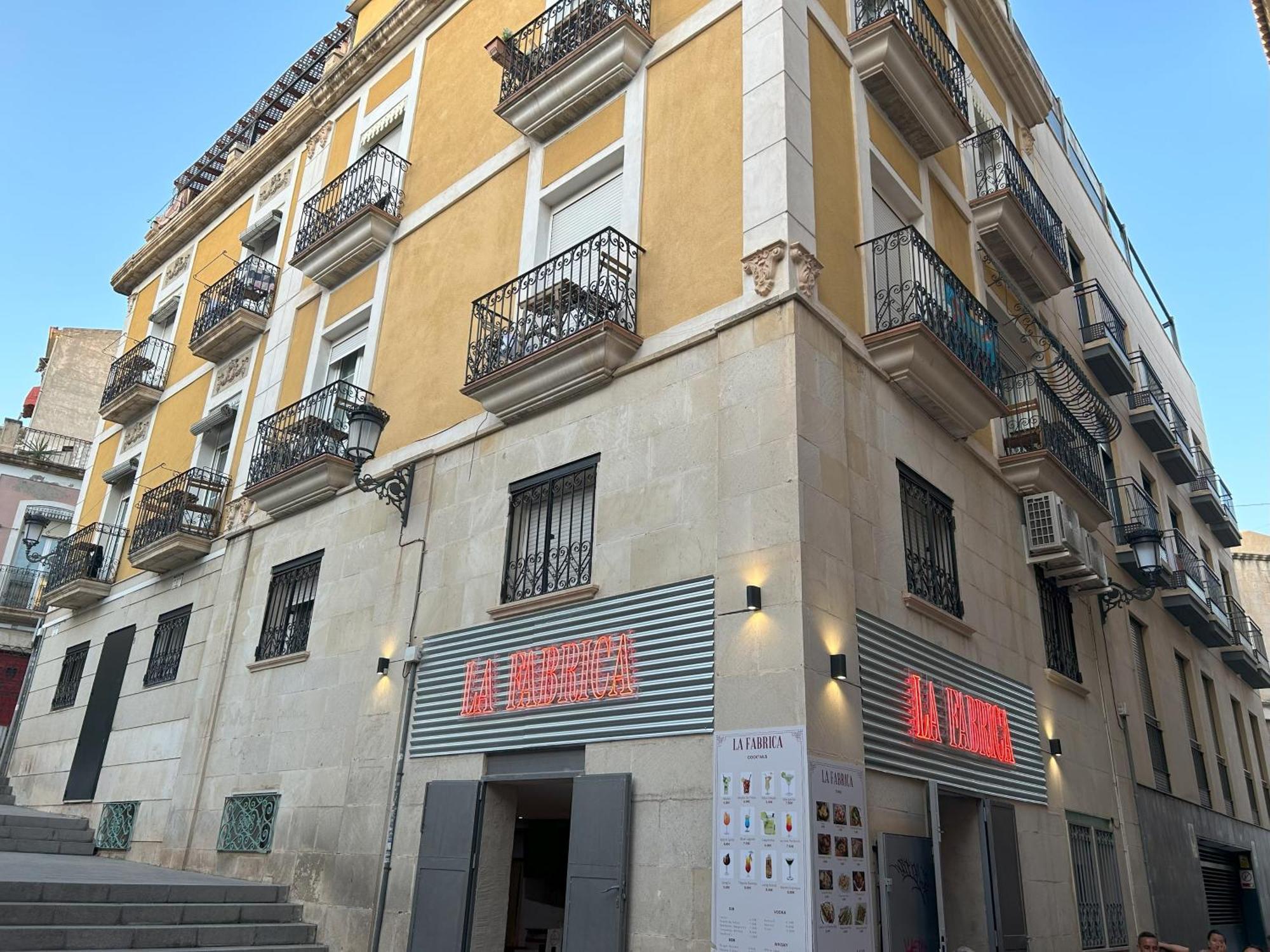 Edificio Amarillo En El Barrio Alicante Exterior foto