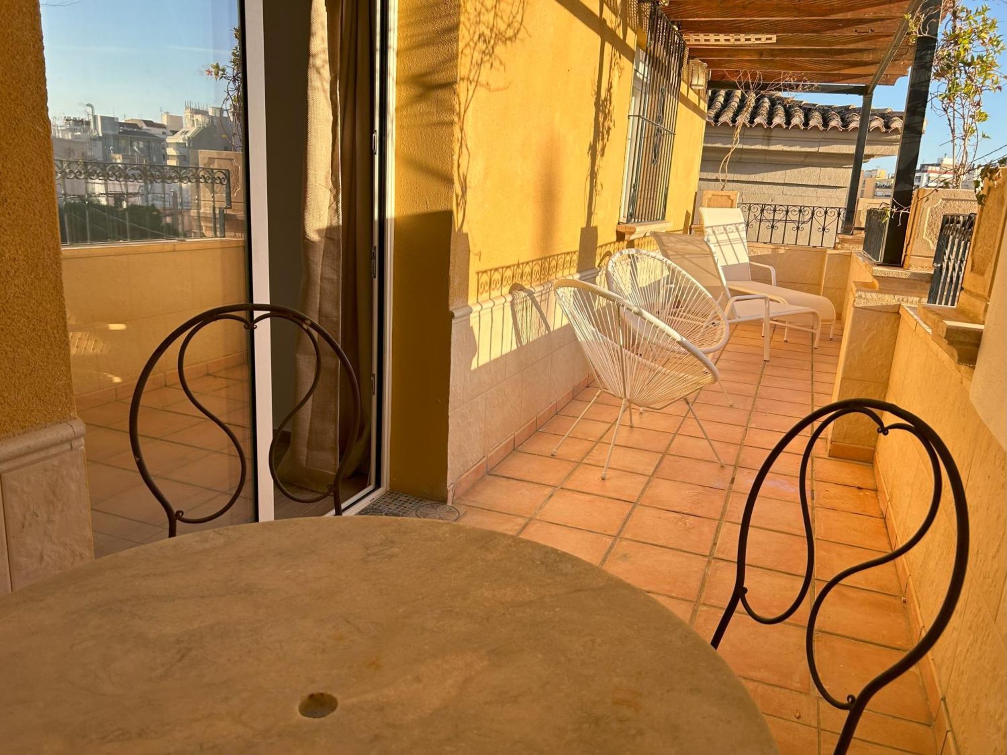 Edificio Amarillo En El Barrio Alicante Exterior foto