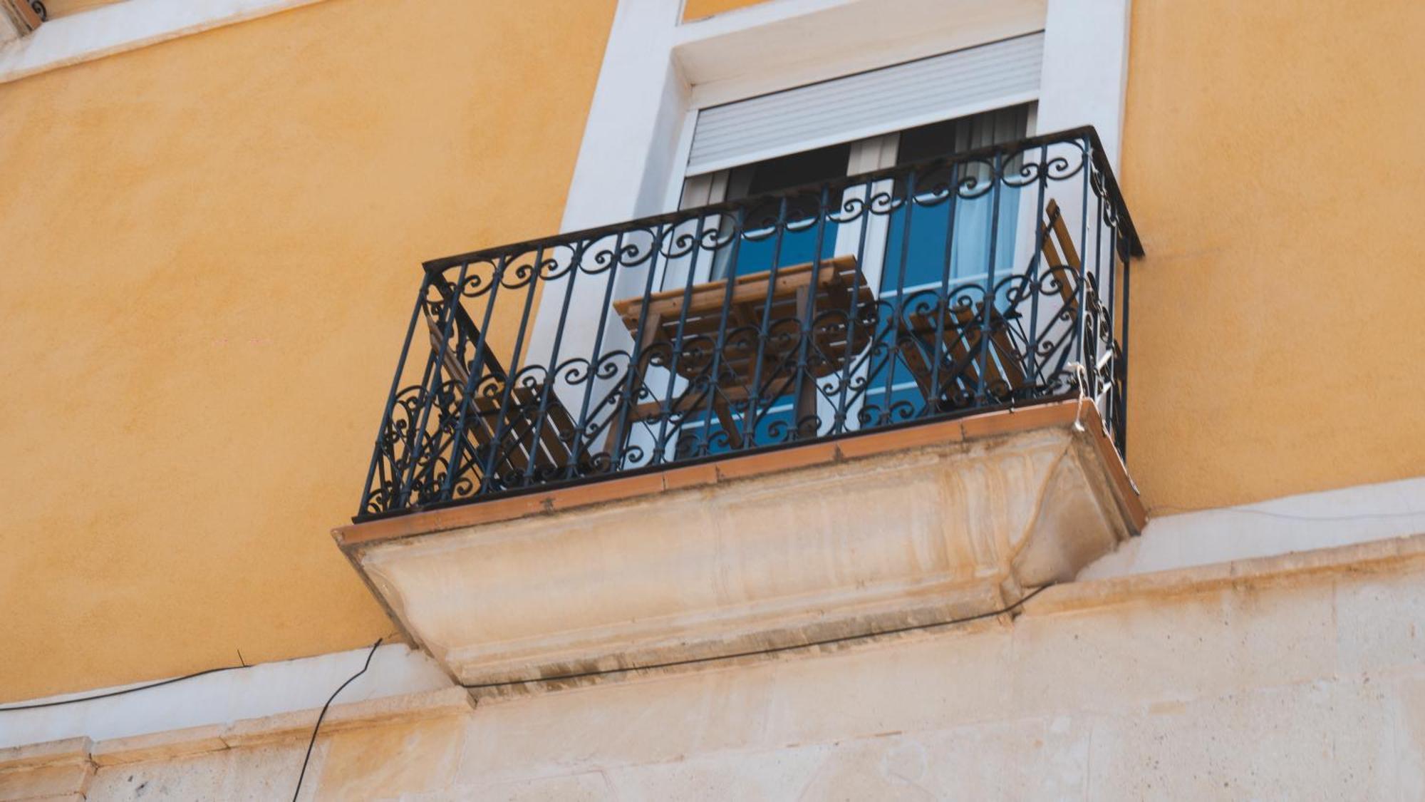 Edificio Amarillo En El Barrio Alicante Exterior foto
