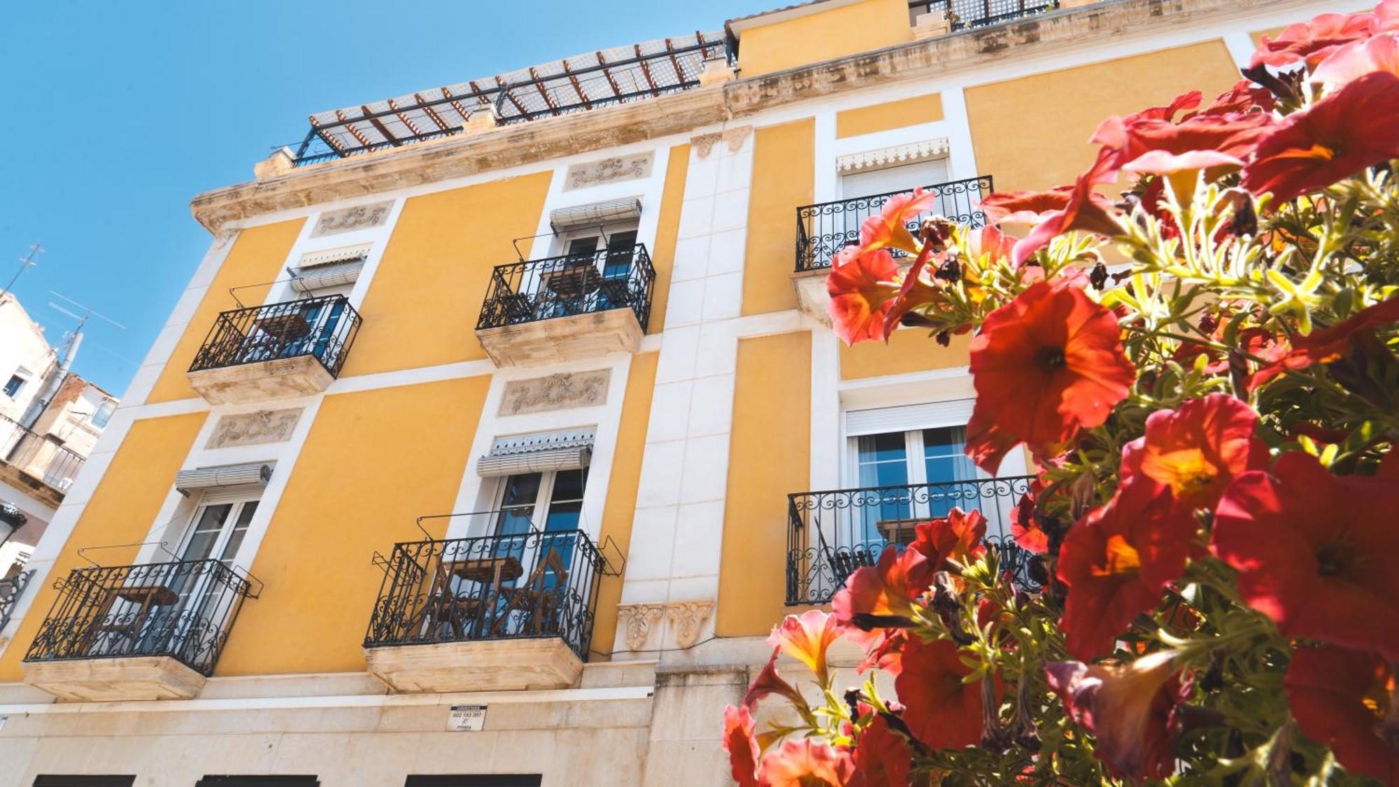 Edificio Amarillo En El Barrio Alicante Exterior foto